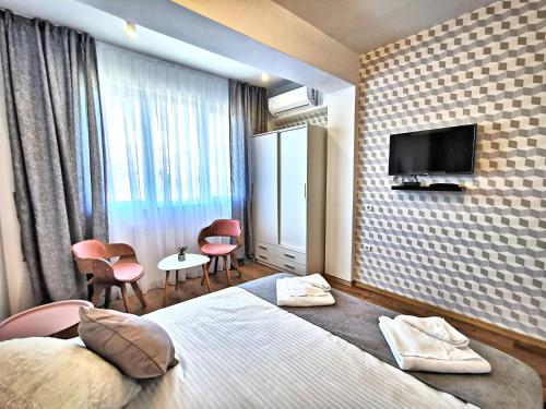 斯科普里Guest rooms Denicija的一间酒店客房,配有一张床和一台电视