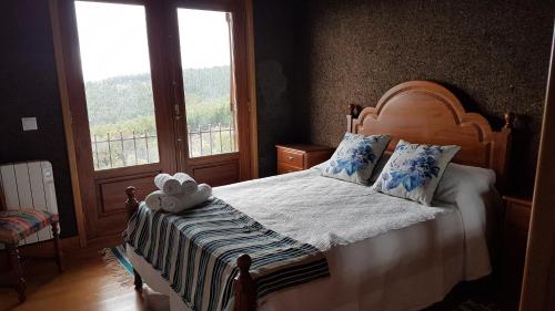 菲盖罗杜什维纽什Casa da Cortiça的一张床上坐着泰迪熊的床