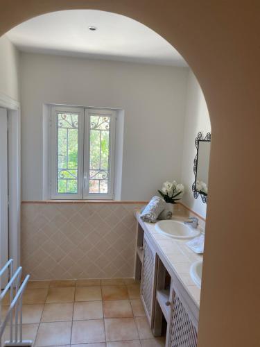 格里莫La Mauresque的一间带两个盥洗盆和窗户的浴室