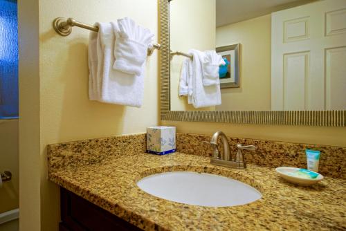 帕诺滩La Costa Beach Club by Capital Vacations的浴室配有盥洗盆、镜子和毛巾