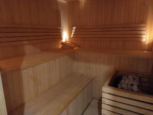 塞拉德洛斯帕德雷斯Chacras de Sierra的一个带木制架子的桑拿浴室