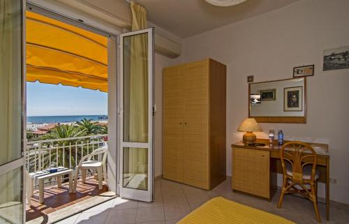 马里纳-迪-皮特拉桑塔阿尔克酒店的客房设有书桌和海景阳台。