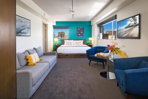 檀香山威基基VIVE酒店的酒店客房,配有床和沙发