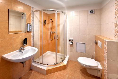 塔查斯卡-鲁穆尼卡APLEND Vila Magnolia的带淋浴、盥洗盆和卫生间的浴室