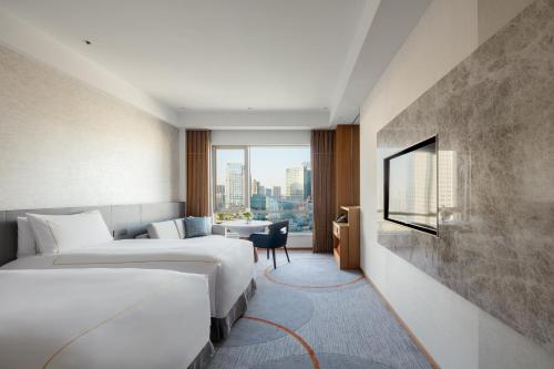 苏州苏州洲际酒店的酒店客房设有两张床和窗户。