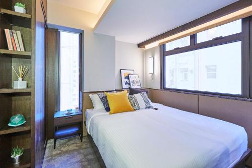 香港Princeton Residence的一间卧室设有一张大床和一个窗户。
