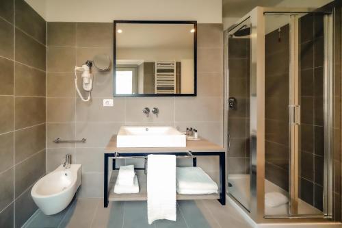 贝加莫Bergamo Inn 15的一间带水槽和镜子的浴室