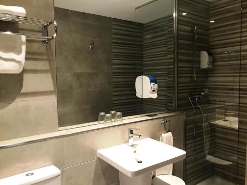 贝利利亚·德·圣安东米拉多尔酒店的一间带水槽和淋浴的浴室