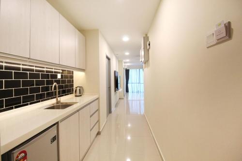 吉隆坡KL Eight Suites Newly completed 2021的厨房配有白色橱柜和水槽