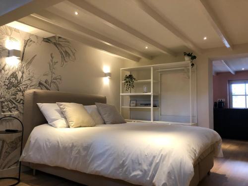 米德尔堡Stadsdromer的一间卧室配有一张带白色床单的大床