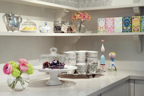 卑尔根卑尔根公园酒店的厨房柜台,摆放着一盘食物和鲜花
