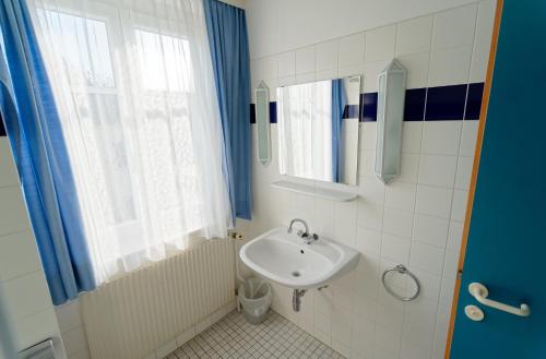 多瑙河畔克雷姆斯Radfahrerherberge Krems的一间带水槽和镜子的浴室