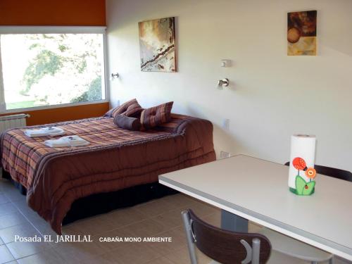 本塔纳山村Posada El Jarillal的一间小卧室,配有一张床和一张桌子