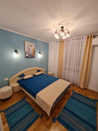 锡比乌White Stone的一间卧室设有一张大床和蓝色的墙壁