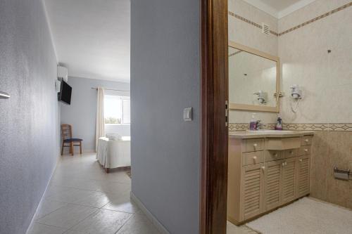 阿尔沃尔Apartamentos Antunes的一间带水槽和镜子的浴室