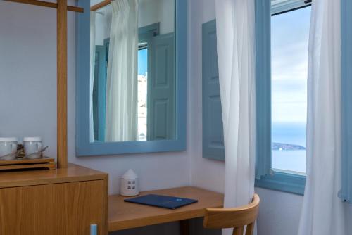 菲罗斯特法尼格里尼酒店的客房设有带镜子的桌子和窗户