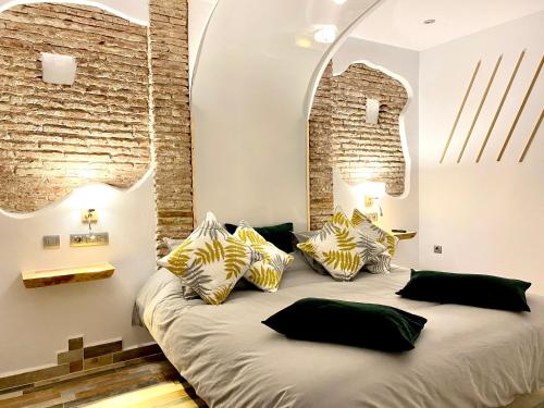 埃尔乔罗柯波尔佳甘塔酒店的一间卧室配有一张大床和枕头