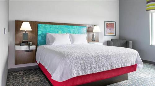 伊普西兰蒂Hampton Inn & Suites Ypsilanti, MI的酒店客房带一张大床和一把椅子