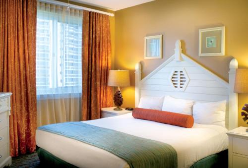 德斯坦Club Wyndham at Majestic Sun的卧室设有一张大白色的床和大窗户
