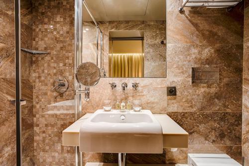 巴黎巴黎阿尔莫尼酒店的一间带水槽和镜子的浴室