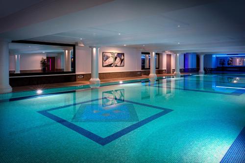 伦敦Leonardo Royal Hotel London City - Tower of London的在酒店房间的一个大型游泳池