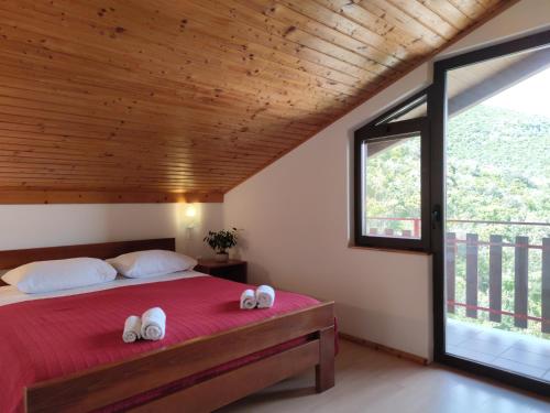 LukaPansion Alen - Dugi otok的一间卧室,床上有白色的鞋
