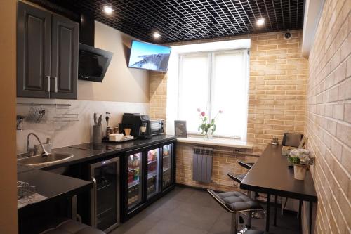 莫斯科Apartments A4的厨房配有冰箱、水槽和窗户。