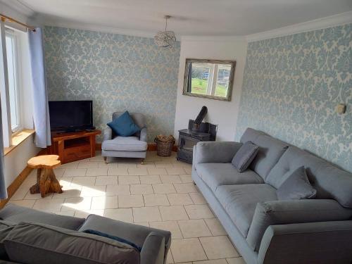 DervaigArd Na Mara Self Catering Isle of Mull的带沙发和电视的客厅