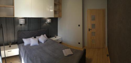 波兹南Apartament Malta Poznań的一间卧室配有带白色枕头的床