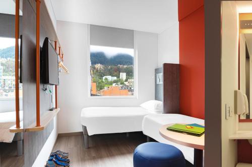 波哥大ibis budget Bogota Marly的小房间设有床和窗户