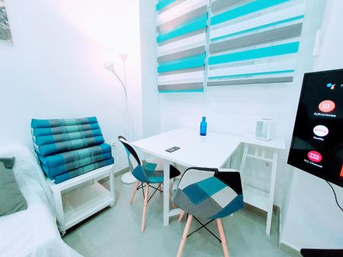 瓦伦西亚Vivienda Turistica Valencia A2的一间设有白色桌子和两把椅子的房间