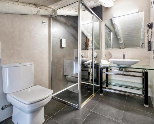 拉普埃夫拉德瓦尔韦尔德拉芳达德拉艾斯塔昂酒店的一间带卫生间和水槽的浴室