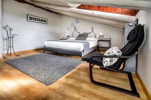 拉普埃夫拉德瓦尔韦尔德拉芳达德拉艾斯塔昂酒店的一间卧室配有一张床、一把椅子和地毯
