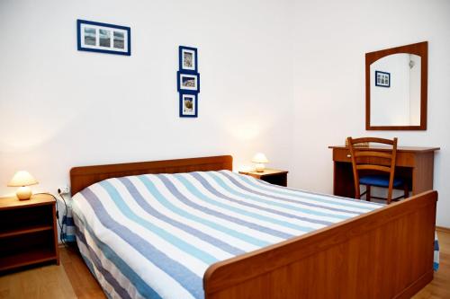 班约勒apartmani Novotny plavi的一间卧室配有一张床、一张桌子和一把椅子