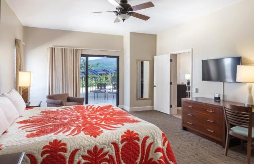 科纳温德姆皇家海崖度假村 的一间卧室配有一张床和一台平面电视