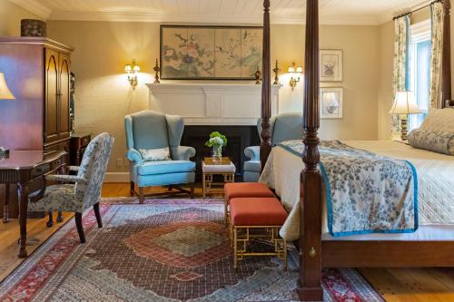 达拉姆艾罗海德住宿加早餐旅馆的卧室配有一张床、一张桌子和椅子