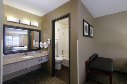 Comfort Inn Near Gila National Forest的一间浴室