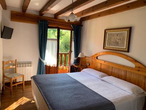 戈特赫斯阿特亚加乌雷斯蒂乡村民宿的一间卧室设有一张大床和一个窗户。