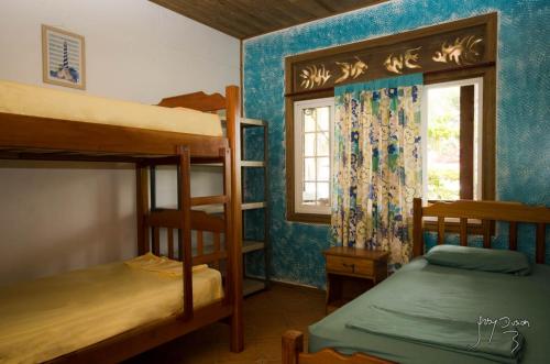 博卡斯德尔托罗西班牙海滨酒店 - 博卡斯的客房设有两张双层床和一扇窗户。
