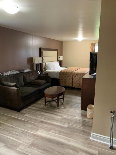 史密斯福尔斯罗杰斯汽车旅馆的酒店客房设有床、沙发和客厅。