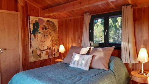 孔波尔塔Ying Yang Monte da Lua的一间卧室配有一张带两盏灯的床和一扇窗户。