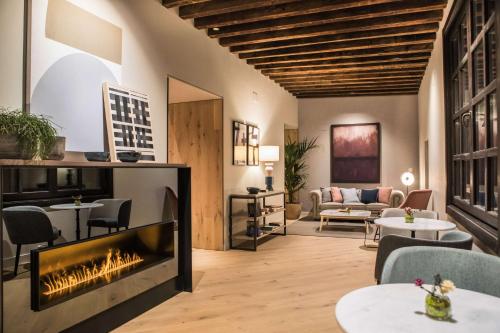 阿维拉Sofraga Palacio, World Hotels Crafted的客厅设有壁炉和沙发。