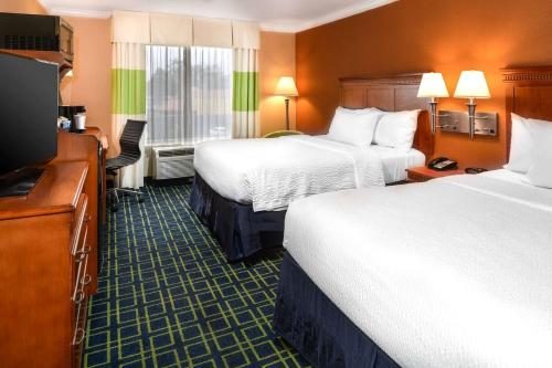 安大略SureStay Hotel by Best Western Ontario Airport的酒店客房设有两张床和一台平面电视。
