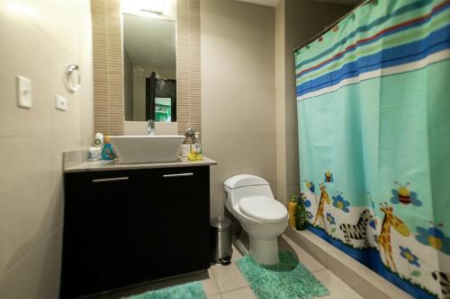 普拉亚布兰卡BlueLagoon Apartamento en Playa Blanča的浴室配有卫生间、盥洗盆和淋浴。