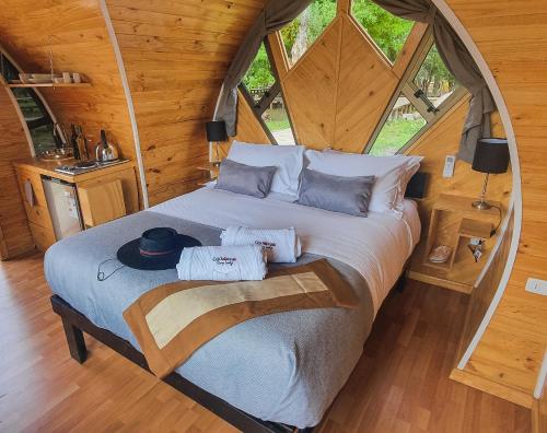 圣克鲁兹Colchagua Tiny Lodge的帐篷内一间卧室,配有一张床