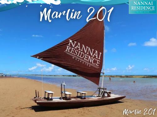 嘎林海斯港NANNAI RESIDENCE VISTA MAR Muro alto的海滩上的一艘小帆船