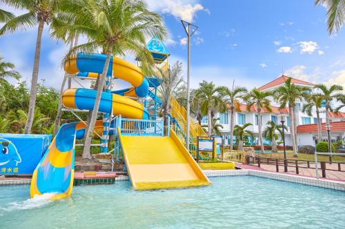 鹅銮鼻垦丁海洋体验乐园 - 统一渡假村的度假村游泳池的水滑梯