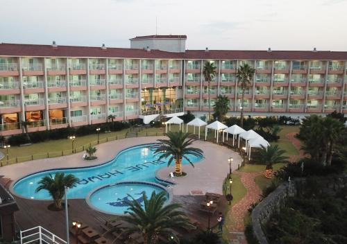 济州市布鲁夏威夷度假村的大楼前设有游泳池的酒店