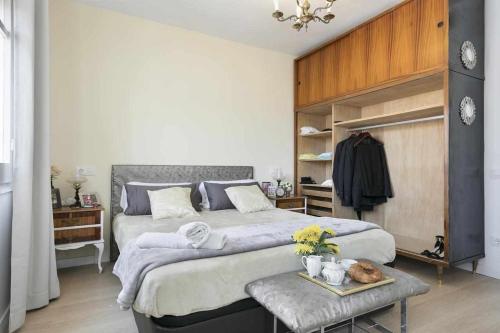 巴塞罗那Apartment Leonor的一间卧室配有一张大床和一张桌子