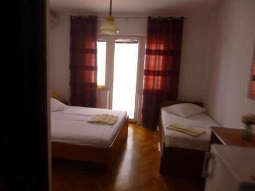 巴什卡沃达Haus Pehar的小房间设有两张床和窗户
